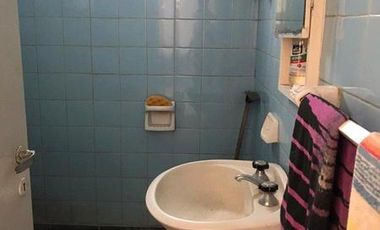 CASA DE 2 AMBIENTES CON 2 LOCALES SOBRE LOTE DE 375m2 EN BARRIO SAN JUAN