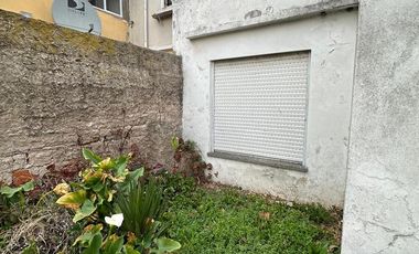CASA DE 2 AMBIENTES CON 2 LOCALES SOBRE LOTE DE 375m2 EN BARRIO SAN JUAN