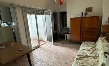 CASA DE 2 AMBIENTES CON 2 LOCALES SOBRE LOTE DE 375m2 EN BARRIO SAN JUAN