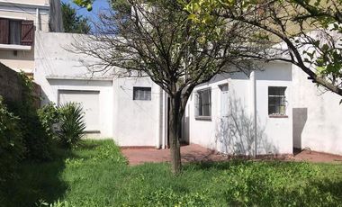 CASA DE 2 AMBIENTES CON 2 LOCALES SOBRE LOTE DE 375m2 EN BARRIO SAN JUAN