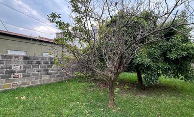 CASA DE 2 AMBIENTES CON 2 LOCALES SOBRE LOTE DE 375m2 EN BARRIO SAN JUAN
