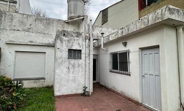 CASA DE 2 AMBIENTES CON 2 LOCALES SOBRE LOTE DE 375m2 EN BARRIO SAN JUAN