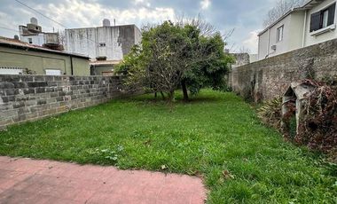 CASA DE 2 AMBIENTES CON 2 LOCALES SOBRE LOTE DE 375m2 EN BARRIO SAN JUAN