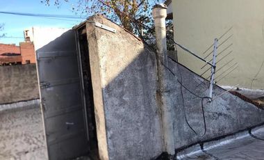 CASA DE 2 AMBIENTES CON 2 LOCALES SOBRE LOTE DE 375m2 EN BARRIO SAN JUAN