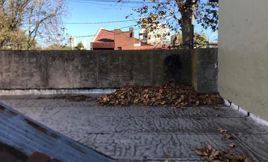 CASA DE 2 AMBIENTES CON 2 LOCALES SOBRE LOTE DE 375m2 EN BARRIO SAN JUAN