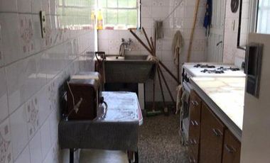 CASA DE 2 AMBIENTES CON 2 LOCALES SOBRE LOTE DE 375m2 EN BARRIO SAN JUAN