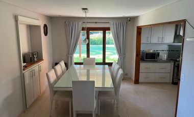 Casa en venta - 3 Dormitorios 4 Baños - Valeria del Mar