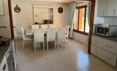 Casa en venta - 3 Dormitorios 4 Baños - Valeria del Mar