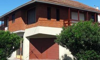 Propiedad en block: 2 viviendas de 3 ambientes y local en esquina de Roca y La pampa
