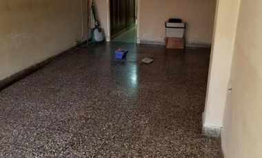 Propiedad en block: 2 viviendas de 3 ambientes y local en esquina de Roca y La pampa