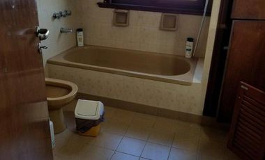 Propiedad en block: 2 viviendas de 3 ambientes y local en esquina de Roca y La pampa