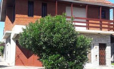 Propiedad en block: 2 viviendas de 3 ambientes y local en esquina de Roca y La pampa