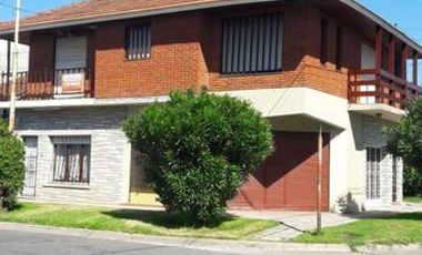Propiedad en block: 2 viviendas de 3 ambientes y local en esquina de Roca y La pampa