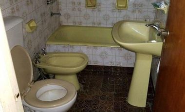 Propiedad en block: 2 viviendas de 3 ambientes y local en esquina de Roca y La pampa