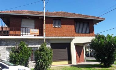 Propiedad en block: 2 viviendas de 3 ambientes y local en esquina de Roca y La pampa