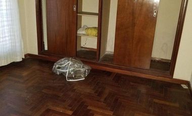 Propiedad en block: 2 viviendas de 3 ambientes y local en esquina de Roca y La pampa