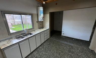 Casa En Venta con Buen Lote Libre!!! Fader 1375, Luís Guillón.-