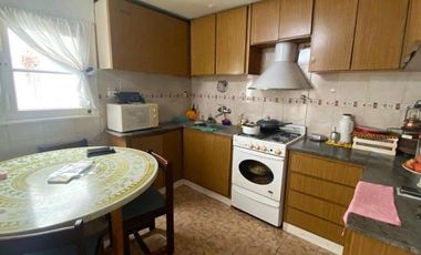 Chalet  de 3 ambientes con  local y garage en Moreno y Salta