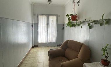 Chalet  de 3 ambientes con  local y garage en Moreno y Salta