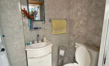 Chalet  de 3 ambientes con  local y garage en Moreno y Salta