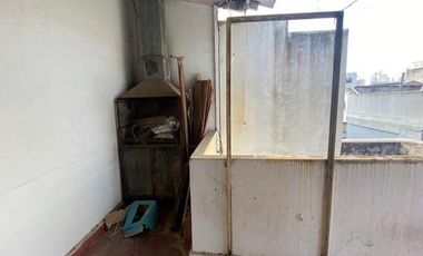 Chalet  de 3 ambientes con  local y garage en Moreno y Salta