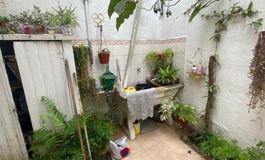 Chalet  de 3 ambientes con  local y garage en Moreno y Salta