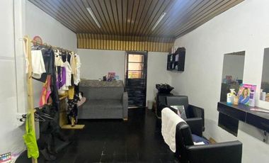 Chalet  de 3 ambientes con  local y garage en Moreno y Salta
