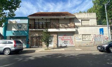 Chalet  de 3 ambientes con  local y garage en Moreno y Salta