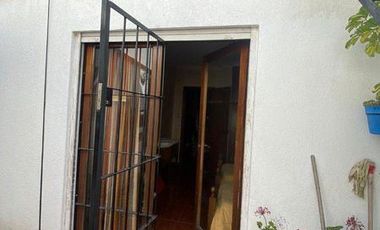 Chalet  de 3 ambientes con  local y garage en Moreno y Salta