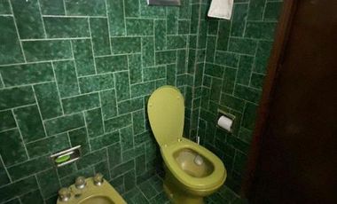 Chalet  de 3 ambientes con  local y garage en Moreno y Salta