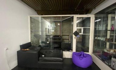 Chalet  de 3 ambientes con  local y garage en Moreno y Salta