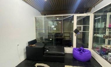 Chalet  de 3 ambientes con  local y garage en Moreno y Salta