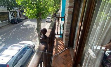 Chalet  de 3 ambientes con  local y garage en Moreno y Salta