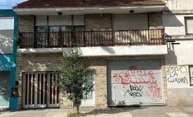 Chalet  de 3 ambientes con  local y garage en Moreno y Salta