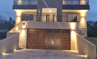 Casa en venta - 3 Dormitorios 5 Baños - Sierra de Los Padres