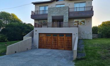 Casa en venta - 3 Dormitorios 5 Baños - Sierra de Los Padres