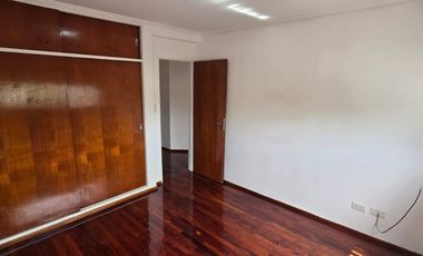 Departamento en primer piso por escalera, de 4 ambientes ubicado en Eva Peron al 500 Temperley