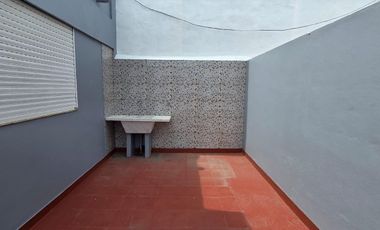 Departamento en primer piso por escalera, de 4 ambientes ubicado en Eva Peron al 500 Temperley