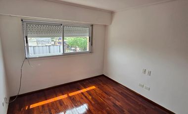 Departamento en primer piso por escalera, de 4 ambientes ubicado en Eva Peron al 500 Temperley