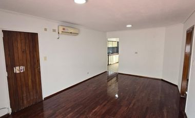 Departamento en primer piso por escalera, de 4 ambientes ubicado en Eva Peron al 500 Temperley