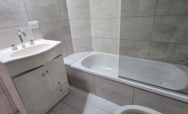 Departamento en primer piso por escalera, de 4 ambientes ubicado en Eva Peron al 500 Temperley