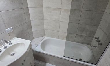 Departamento en primer piso por escalera, de 4 ambientes ubicado en Eva Peron al 500 Temperley