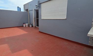 Departamento en primer piso por escalera, de 4 ambientes ubicado en Eva Peron al 500 Temperley