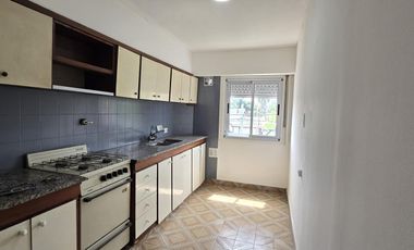 Departamento en primer piso por escalera, de 4 ambientes ubicado en Eva Peron al 500 Temperley