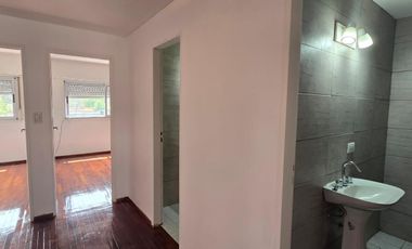 Departamento en primer piso por escalera, de 4 ambientes ubicado en Eva Peron al 500 Temperley