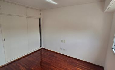 Departamento en primer piso por escalera, de 4 ambientes ubicado en Eva Peron al 500 Temperley