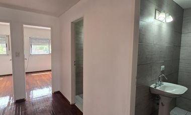 Departamento en primer piso por escalera, de 4 ambientes ubicado en Eva Peron al 500 Temperley