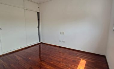 Departamento en primer piso por escalera, de 4 ambientes ubicado en Eva Peron al 500 Temperley
