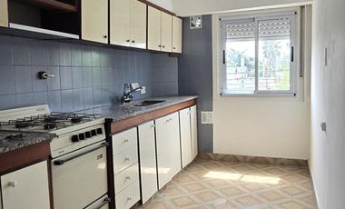 Departamento en primer piso por escalera, de 4 ambientes ubicado en Eva Peron al 500 Temperley