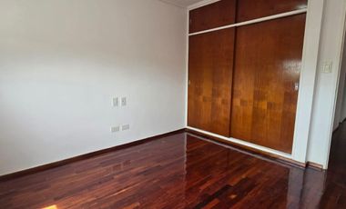 Departamento en primer piso por escalera, de 4 ambientes ubicado en Eva Peron al 500 Temperley